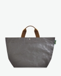 "Packshot of a 2014PP market tote bag
with short polyamide handles and a rectangular bottom.
The bag is made of polyethylene in a large size.
Sac cabas marche a poignees courtes en polyethylene format L"