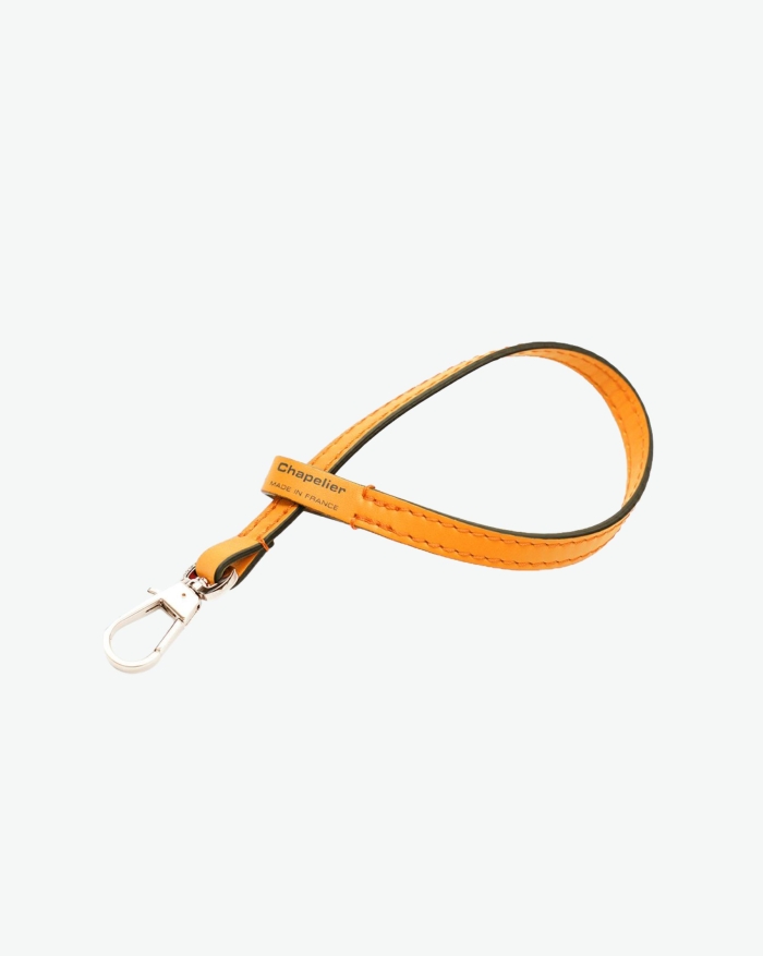 "Packshot of a 1660L lanyard accessory
to put on Hervé Chapelier bags and charms.
The lanyard is made of leather in a small size.
Lanière en cuir taille S à ajouter aux sacs et charms Hervé Chapelier"