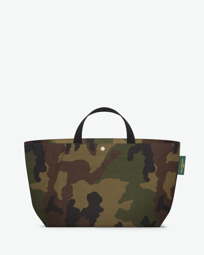 "Packshot of a 1837W travel bag rectangular bottom
with short polycotton handles and a zipper and an inside pocket.
This large bag is made of printed polyamide
Sac cabas a poignees courtes camouflage format L"