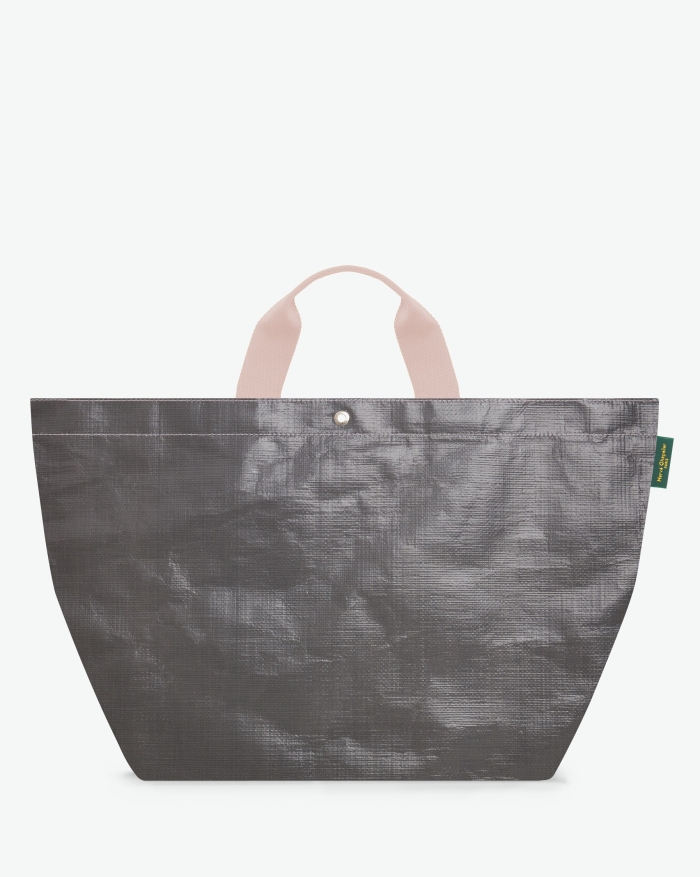 "Packshot of a 2013PP market tote bag
with short polyamide handles and a square bottom.
The bag is made of polyethylene in an extra-large size.
Sac cabas marche a poignees courtes en polyethylene format XL"