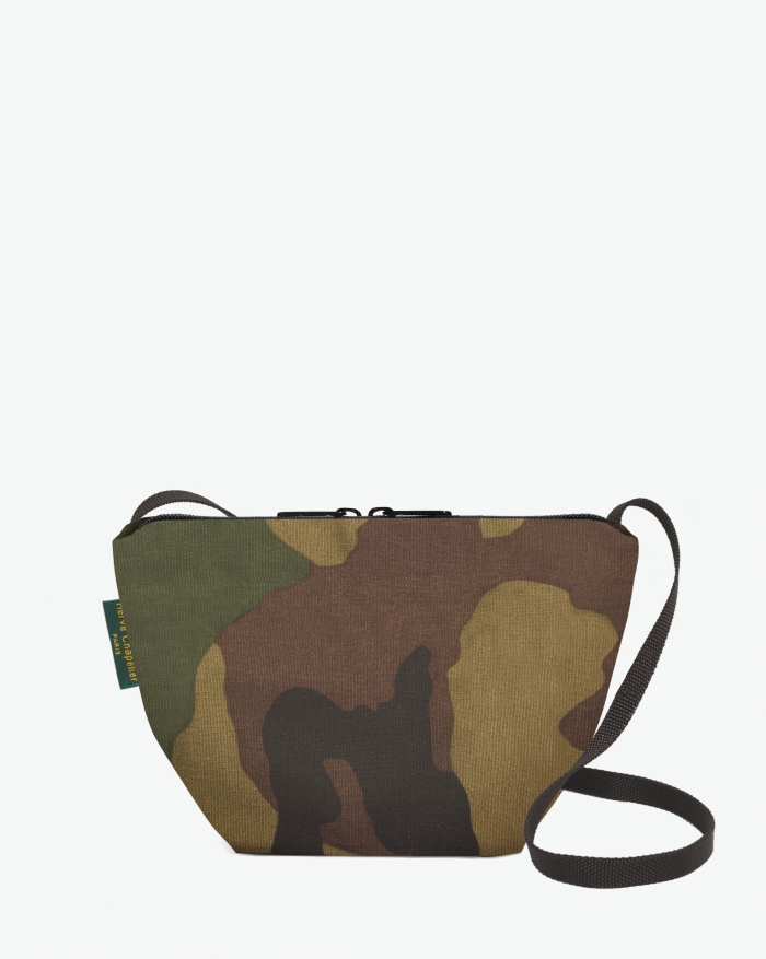 "Packshot of a 2885W shoulder crossbody bag
with a long handle in polyamide and a zip with double closure.
The bag is made of printed polyamide in a small size.
Sac bandouliere epaule imprime camouflage taille S"