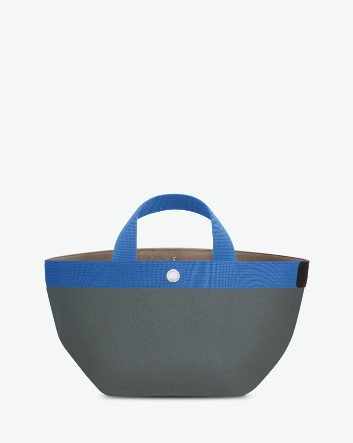 "Packshot of a 701GP tote bag
with short handles and polycotton webbing and an inside pocket.
The bag is made of pebbled grain coated canvas in a small size.
Sac cabas en toile enduite dans un format S"