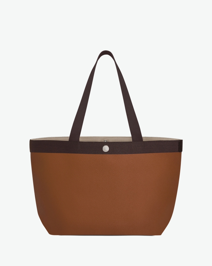 "Packshot of a 708GP shopping bag rectangular bottom
with short polycotton handles and webbing and a snap button.
The bag is made of pebbled grain coated canvas.
Sac cabas a poignees courtes en toile enduite format L"