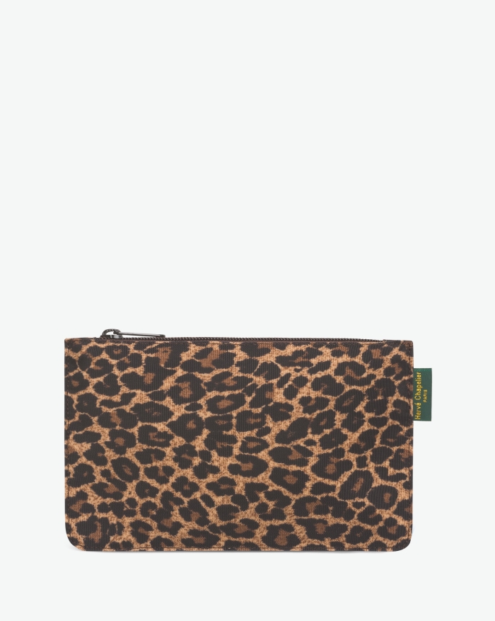 "Packshot of a 902F rectangular flat pouch
with a brand label sewn on right side.
The pouch is made of printed nylon in an extra-small size.
Pochette plate en nylon imprime fantaisie dans une taille XS"
