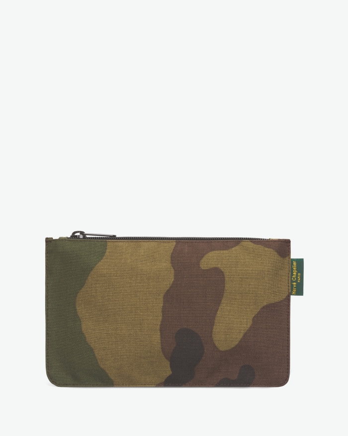 "Packshot of a 902W rectangular flat pouch
with a brand label sewn on right side.
The pouch is made of printed polyamide in an extra-small size.
Pochette plate en polyamide imprime camouflage dans une taille XS"