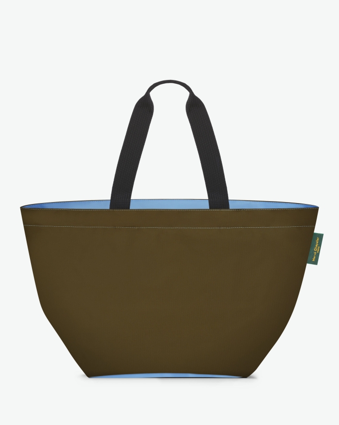 "Packshot of a 913N shopping bag
with long polyprop handles and a zipper and an inside pocket.
The bag is made of solid nylon in a extra-large size.
Sac cabas a poignees longues en nylon bicolore dans un format XL"