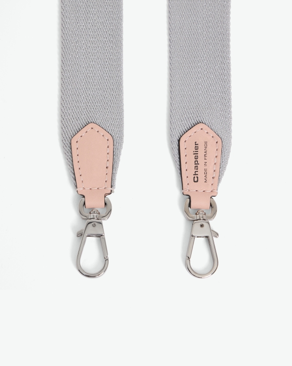 Hervé Chapelier -  - "Packshot of a 1662A shoulder strap
to hang on Hervé Chapelier bags.
The strap is made of leather and polyamide in a medium size.
Lanière bandoulière polyamide et cuir dans une taille M 8152 ARGENT DRAGEE"